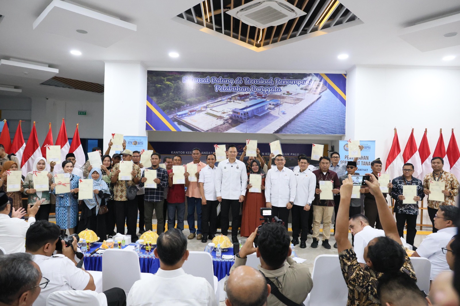Serahkan 160 Sertipikat Tanah